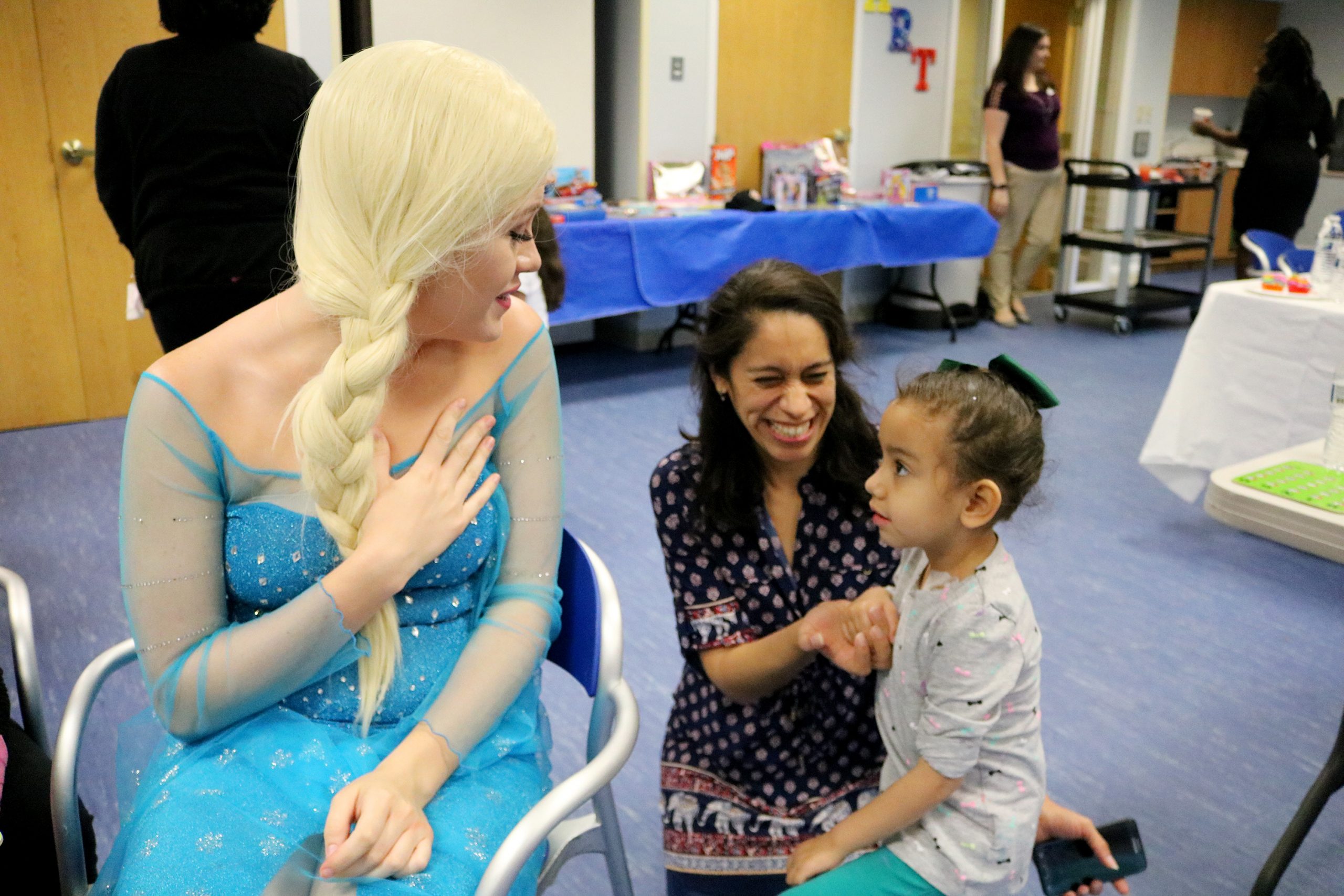 Luna and her mom Yury meet Elsa