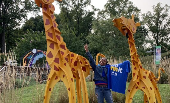 http://volunteers%20with%20giraffe%20sculpture